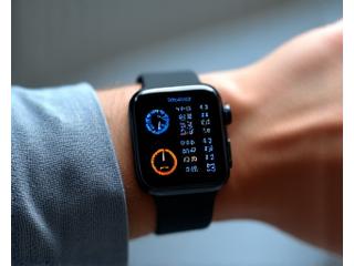 Εικόνα ενός smartwatch που δείχνει μετρήσεις καρδιακού ρυθμού και μεταβλητότητας καρδιακού ρυθμού, συνδεδεμένο με μια εφαρμογή υγείας.